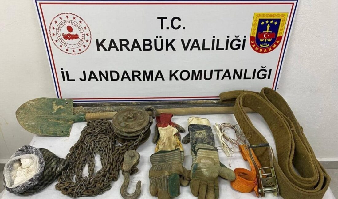 Safranbolu’da kaçak kazı yapan 3 kişi jandarma tarafından yakalandı Karabük’ün Safranbolu ilçesinde gerçekleştirilen operasyonda, kaçak kazı yapan 3 kişi