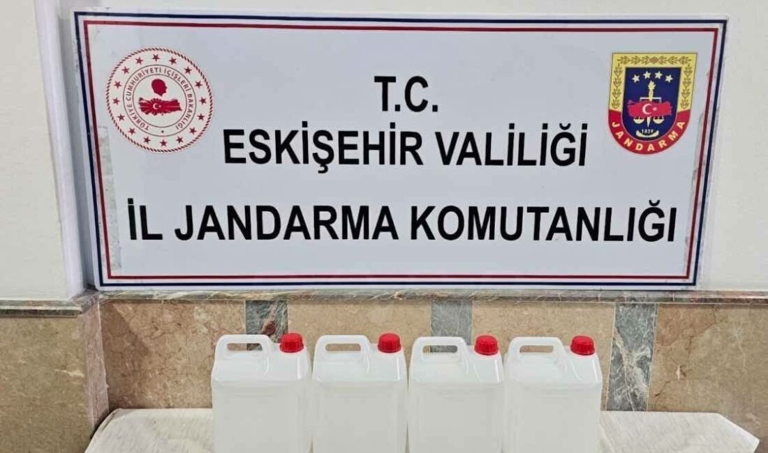 Eskişehir’de sahte içki üretmeye çalışan bir kişi, jandarma tarafından 20 litre etil alkolle yakalandı ve hakkında soruşturma açıldı. Eskişehir'de jandarma, sahte içki üretimi hazırlığında olan Oğuzhan Yılmaz'ı 20