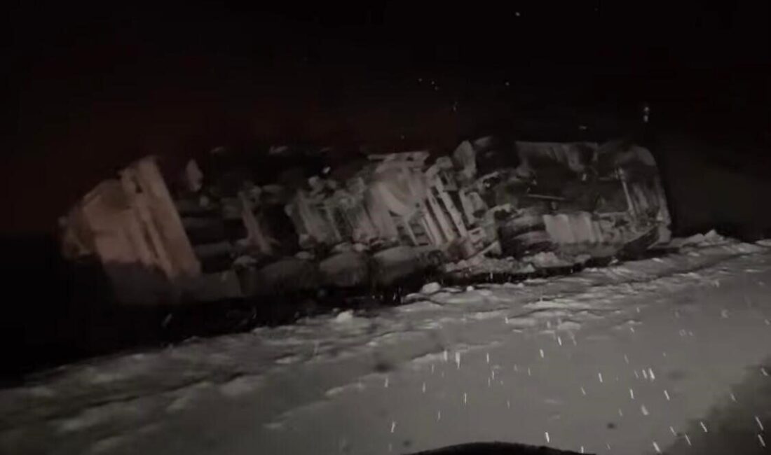 Sakaltutan Geçidinde Kar ve Tipi Ulaşımı Olumsuz Etkiledi, 1 Tır Devrildi; 1 Yaralı Var Erzincan-Sivas karayolu Sakaltutan Geçidi'nde kar ve tipi sebebiyle ulaşım aksadı.