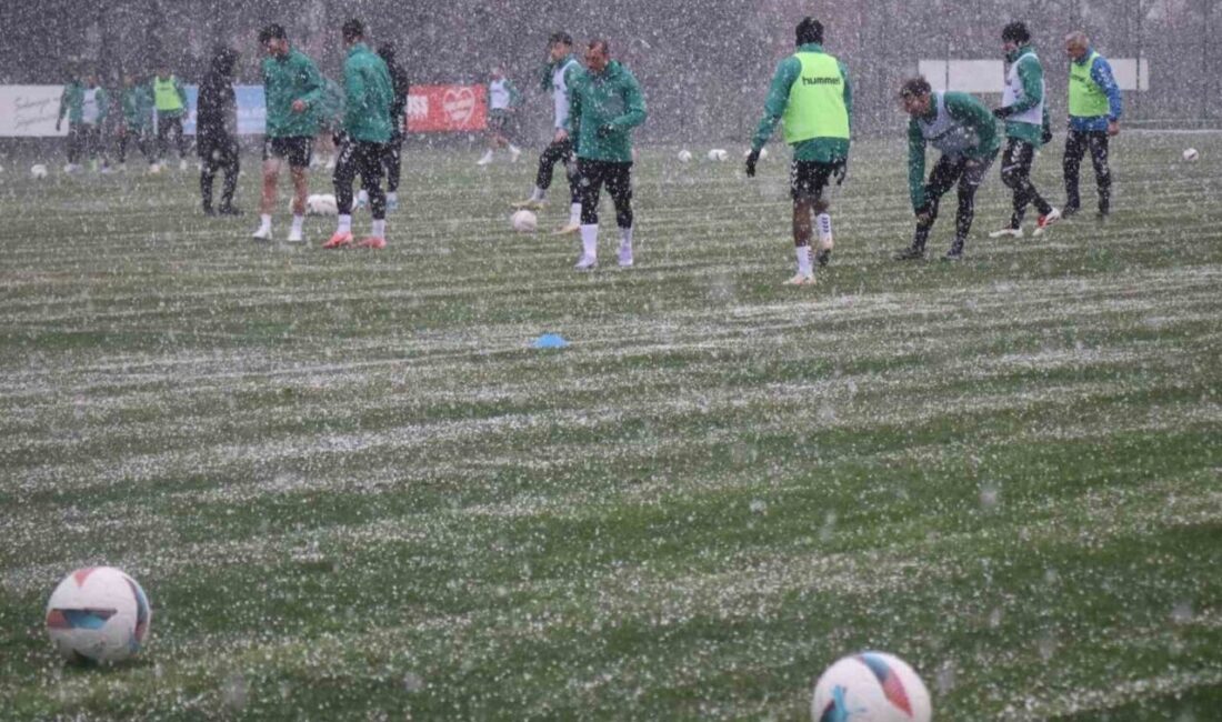 Sakaryaspor, Çorum FK Maçı Hazırlıklarını Kar Yağışı Eşliğinde Tamamladı Sakaryaspor, Trendyol 1. Lig’in 23. haftasında Çorum FK ile oynayacağı