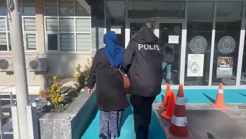 Samsun’da 15 Yıl Hapis Cezası Olan Kadın Polis Tarafından Yakalandı Samsun'da cinayetten 15 yıl hapis cezası bulunan A.B.A., polis ekipleri