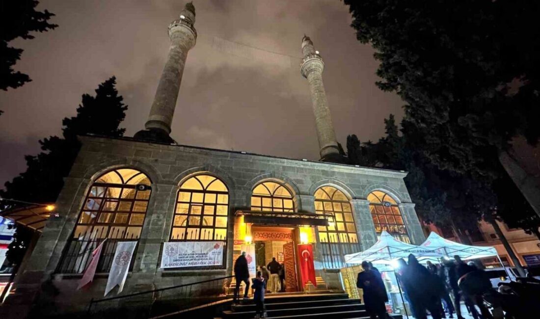 Samsun’da Berat Kandili coşkuyla kutlandı, dualar ve ikramlarla dolu bir gece yaşandı. Samsun'da Berat Kandili, camilerde düzenlenen programlarla coşkuyla kutlandı. İlkadım'daki Büyük