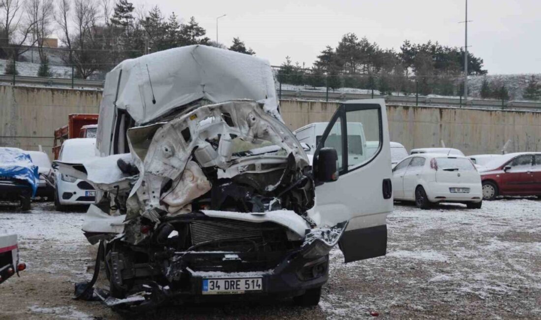 Samsun'un Havza ilçesinde, Zihni Genç'in kullandığı minibüs, tıra çarptı. Kazada