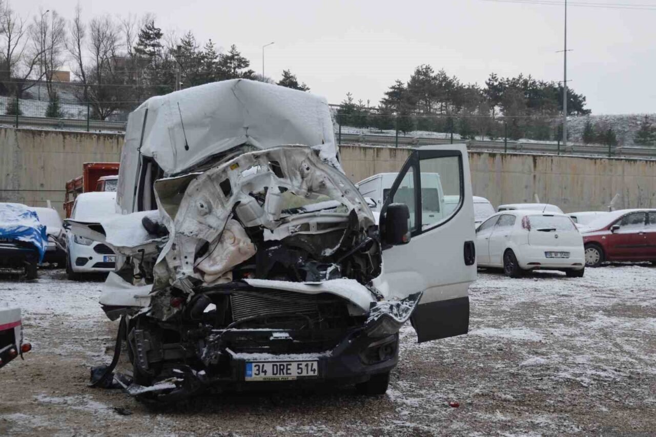 Samsun'un Havza ilçesinde, Zihni Genç'in kullandığı minibüs, tıra çarptı. Kazada
