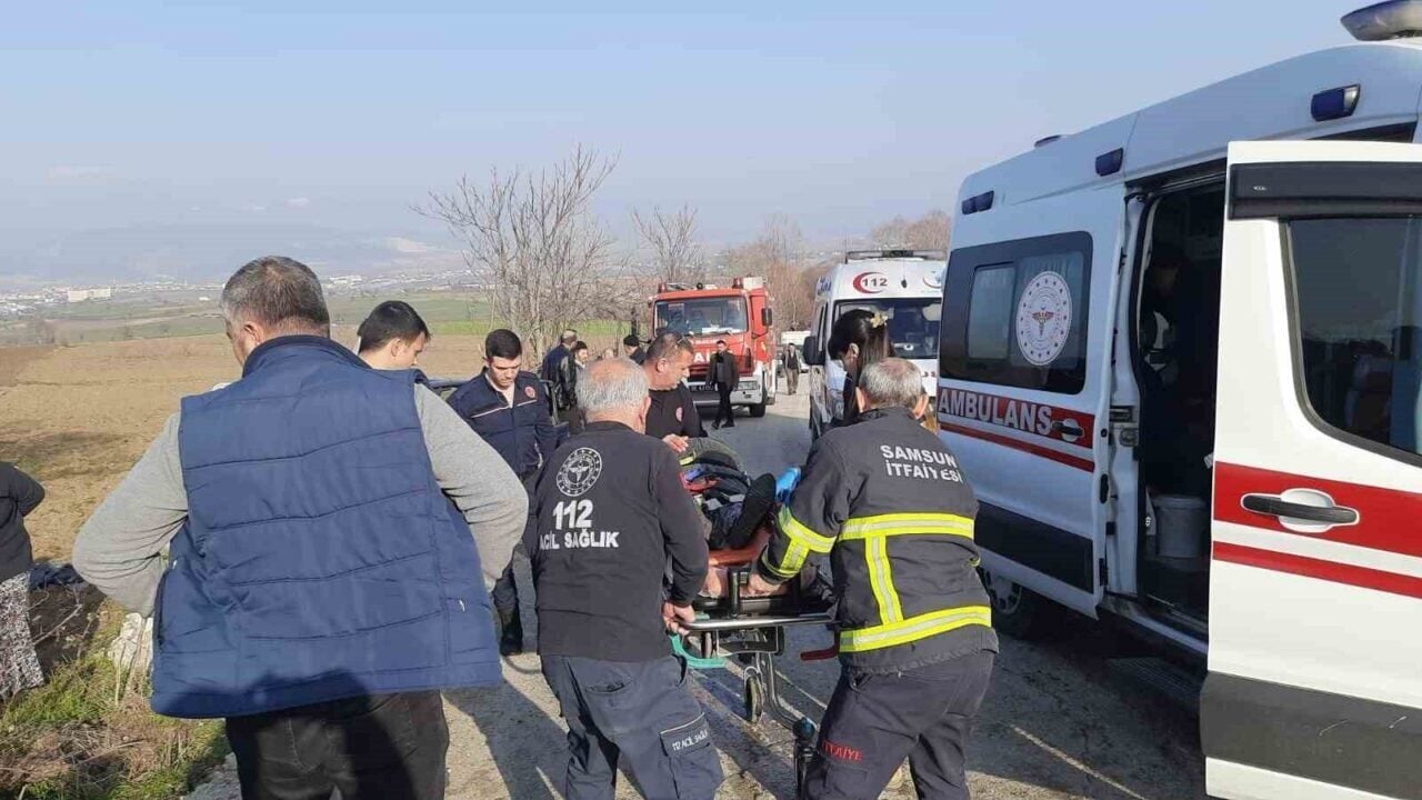 Samsun'un Vezirköprü ilçesinde meydana gelen trafik kazasında, iki aracın çarpışması