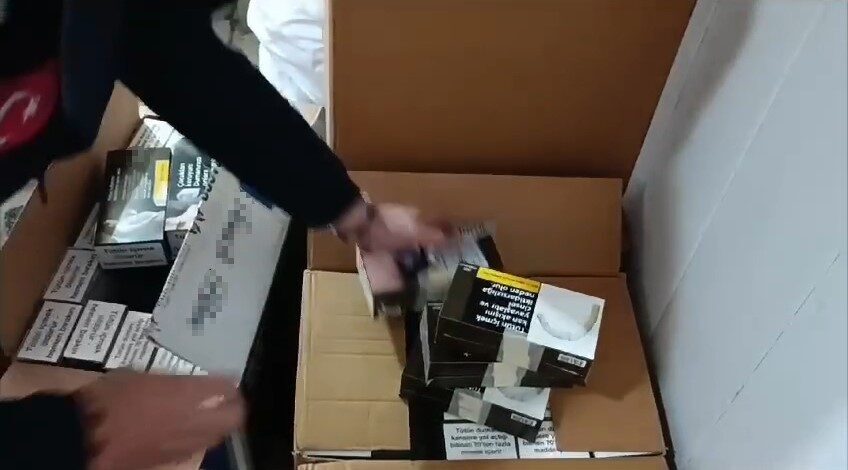 Samsun’da düzenlenen kaçak makaron operasyonunda 37 bin kaçak sigara ele geçirildi Samsun'da gerçekleştirilen operasyonla, Kaçakçılık ve Organize Suçlarla Mücadele (KOM) ekipleri,