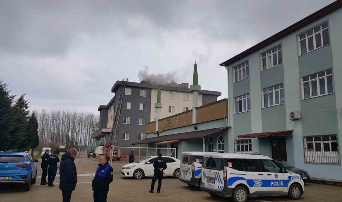Samsun’da bir lisenin pansiyonunda baca yangını meydana geldi, itfaiye söndürdü. Samsun’un Terme ilçesinde Terme Anadolu İmam Hatip Lisesi’ndeki pansiyonun bacasında
