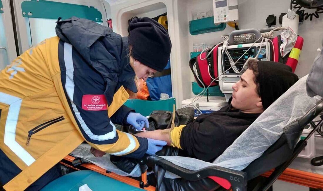 Samsun’da motosiklet kazası: İki kişi yaralandı, hastaneye sevk edildi. Samsun'un Canik ilçesinde Efe Külah'ın sürücüsü olduğu motosiklet devrildi. Kazada