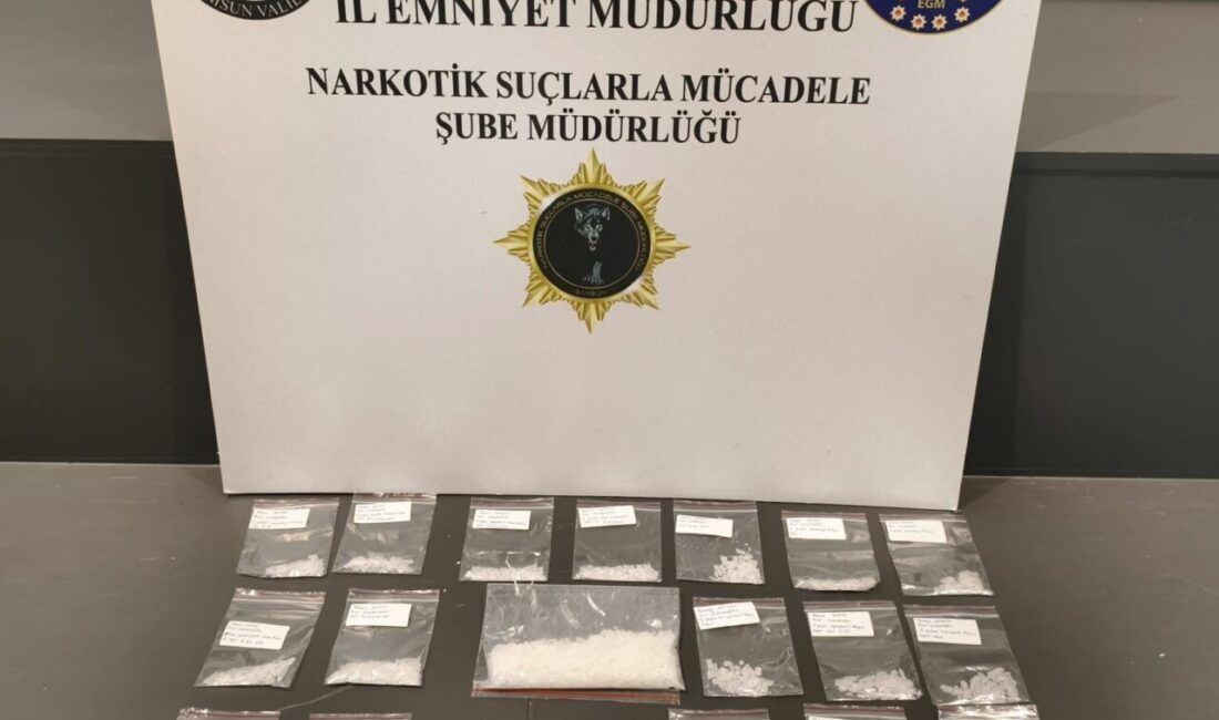 Samsun’da Uyuşturucu Operasyonu: İki Şahıs Gözaltında Samsun'un Havza ilçesinde polis, uyuşturucu operasyonu düzenleyerek A.G. (54) ve
