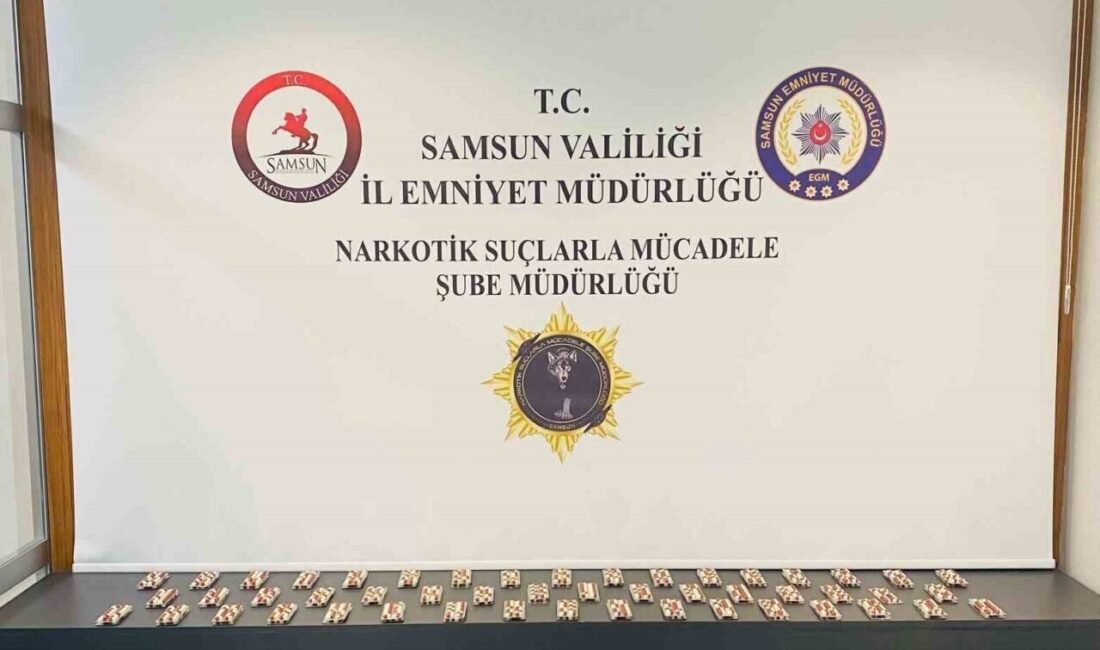 Samsun’da Uyuşturucu Operasyonu: 2 Şüpheli Gözaltına Alındı, 2 Bin 355 Sentetik Ecza Ele Geçirildi Samsun'un Atakum ilçesinde düzenlenen operasyonda, S.K. (24) ve S.D. (27)