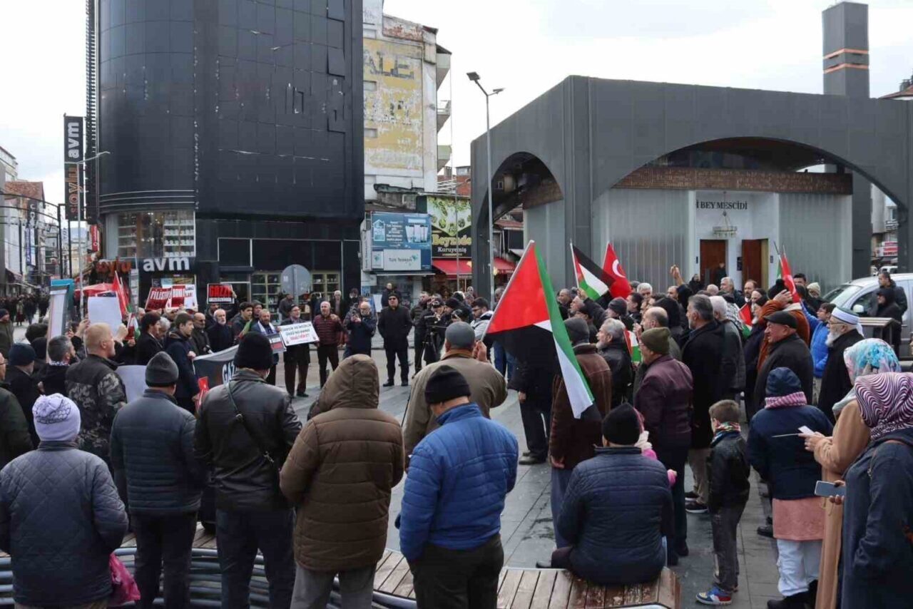 Samsun’da Cuma namazı sonrası toplanan vatandaşlar, İsrail’in Filistin’e yönelik soykırımını