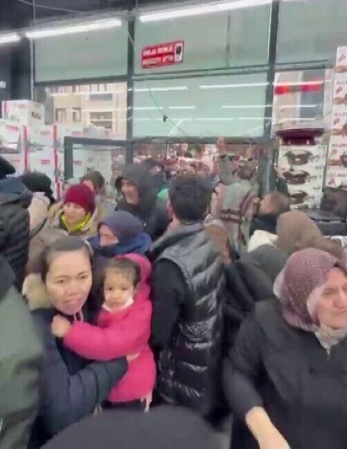 Sancaktepe’deki İndirim Gününde Şaşkınlık Yaratan İzdiham Görüntülendi Sancaktepe'deki bir mağazada düzenlenen 'Ne alırsan 100 lira' kampanyası, yoğun