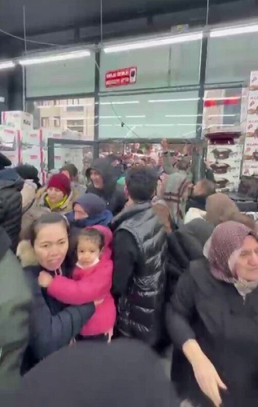 Sancaktepe'deki bir mağazada düzenlenen 'Ne alırsan 100 lira' kampanyası, yoğun