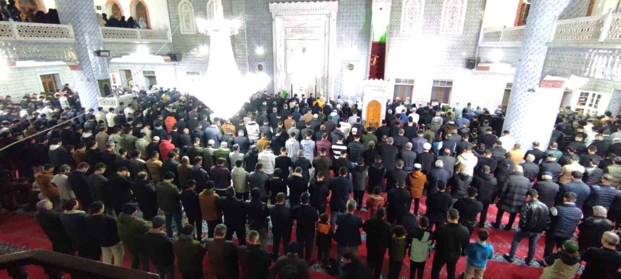 Şanlıurfa'da Ramazan ayının başlangıcıyla ilk teravih namazı kılındı. Balıklıgöl yerleşkesindeki