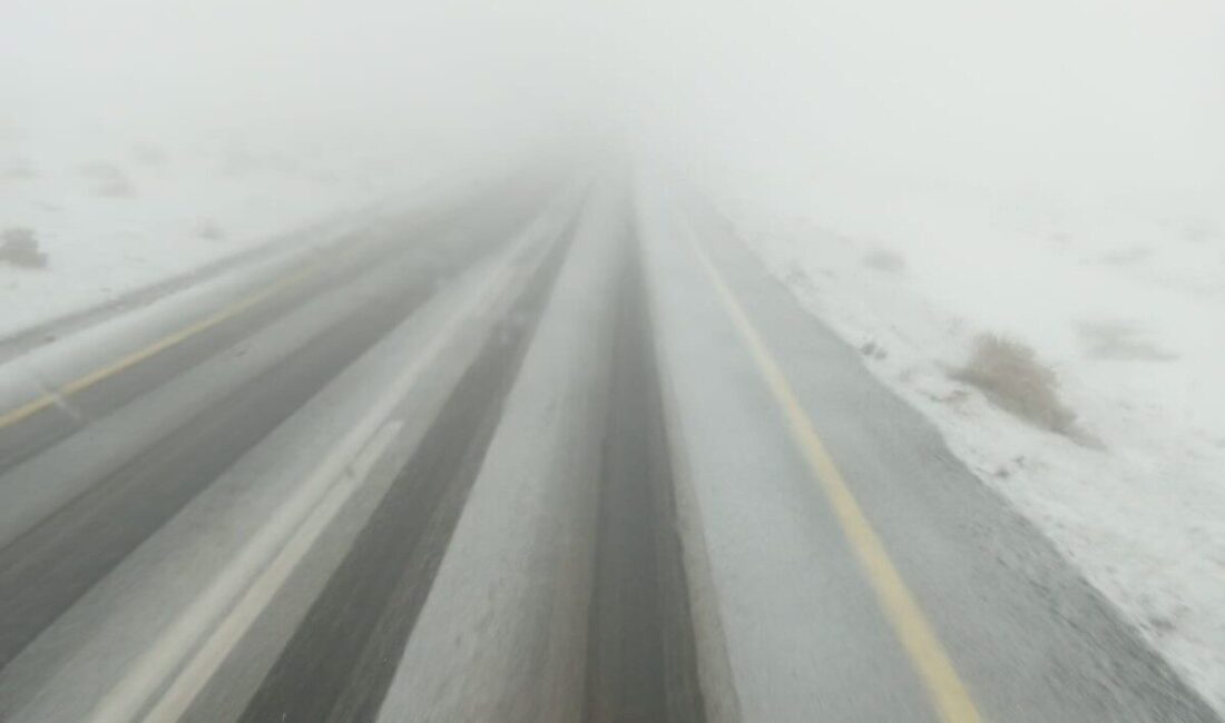 Şanlıurfa’da Karla Kaplı Yol Temizlendi, Ulaşım Normale Döndü Şanlıurfa'da kar yağışı nedeniyle Viranşehir-Diyarbakır kara yolu ulaşımda zorluklar yaşadı.