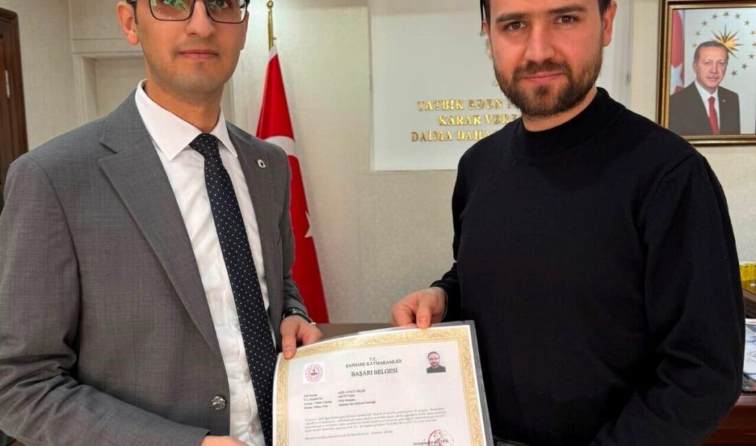 Şaphane Kaymakamı, Emniyet Amirine ve Polise Başarı Belgesi Taktim Etti Şaphane Kaymakamı Muhammed Sefa Çelik, İlçe Emniyet Amiri Hakan Dalamanlı