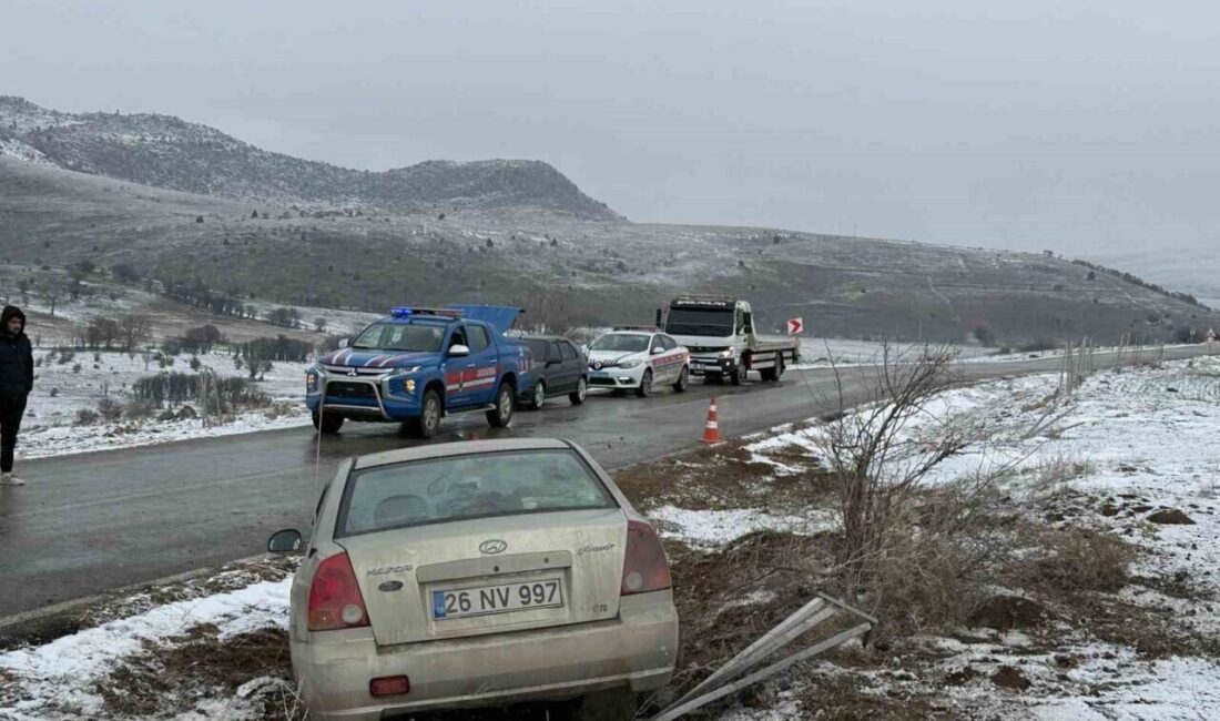 Afyonkarahisar’da otomobilin şarampole devrilmesi sonucu 4 kişi yaralandı Afyonkarahisar'ın Emirdağ ilçesinde H.Ş. idaresindeki otomobil, henüz bilinmeyen bir nedenle