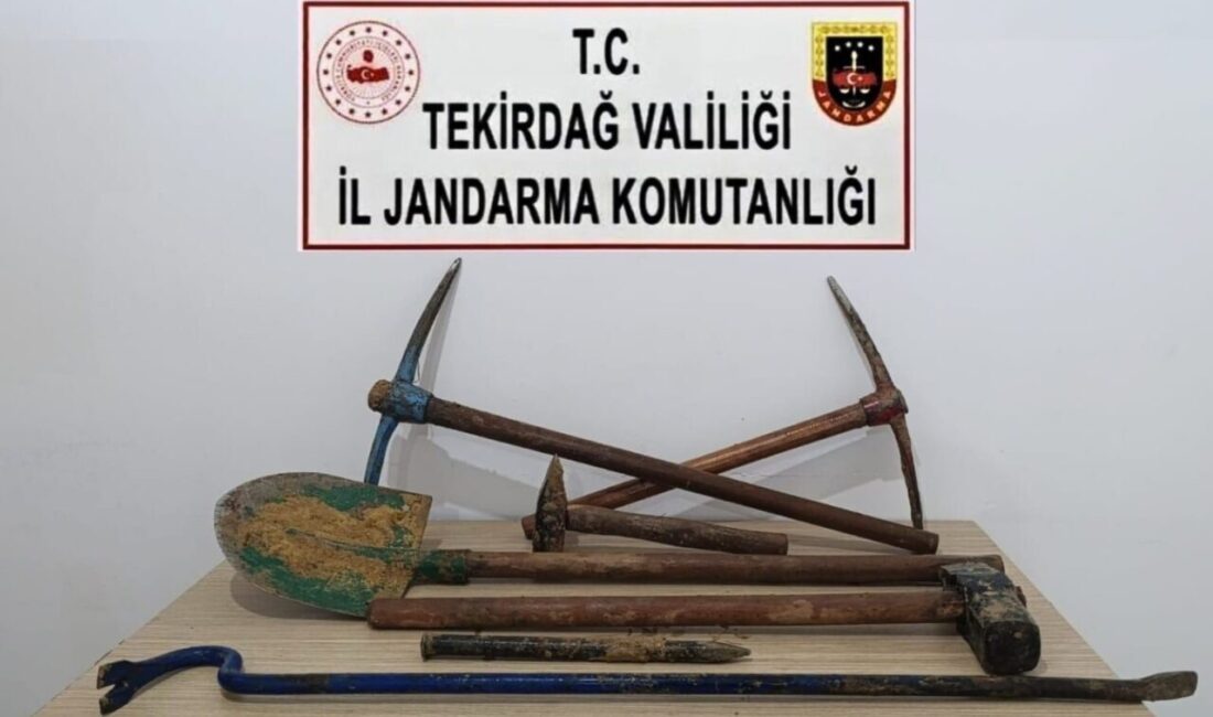 Saray’da Kaçak Kazı Yapan 6 Kişi Jandarma Tarafından Yakalandı Tekirdağ'ın Saray ilçesinde jandarma, Küçükyoncalı Mahallesi'nde düzenlediği operasyonda H.A., M.S.,