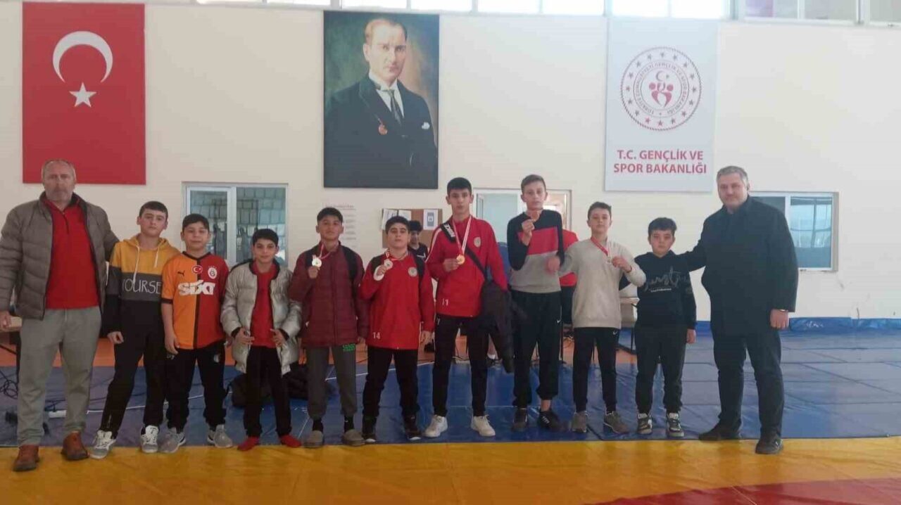 Manisa'da düzenlenen okullar arası güreş müsabakalarında Sarıgöl öğrencileri başarı elde