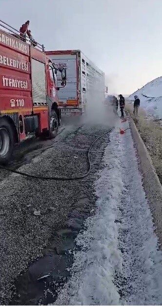 Sarıkamış’ta Tırın Lastiği Patladı, Alev Alan Araç İtfaiye Ekipleri Tarafından Kurtarıldı Sarıkamış'ta yük taşıyan 12 AAJ 698 plakalı tırın lastiği patlayarak