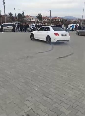 Tekirdağ Şarköy’de Drift Yapan Ehliyetsiz Sürücüye 84 Bin TL Ceza Kesildi ve Araç Trafikten Men Edildi Tekirdağ'ın Şarköy ilçesinde drift yaparken yakalanan K.R.P., ehliyetsiz olduğu için