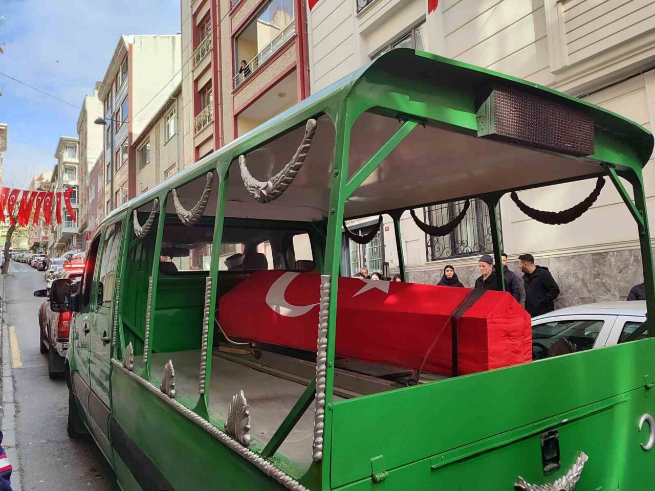 Esenler'de meydana gelen yangın devrinde yüksekten düşerek hayatını kaybeden itfaiye
