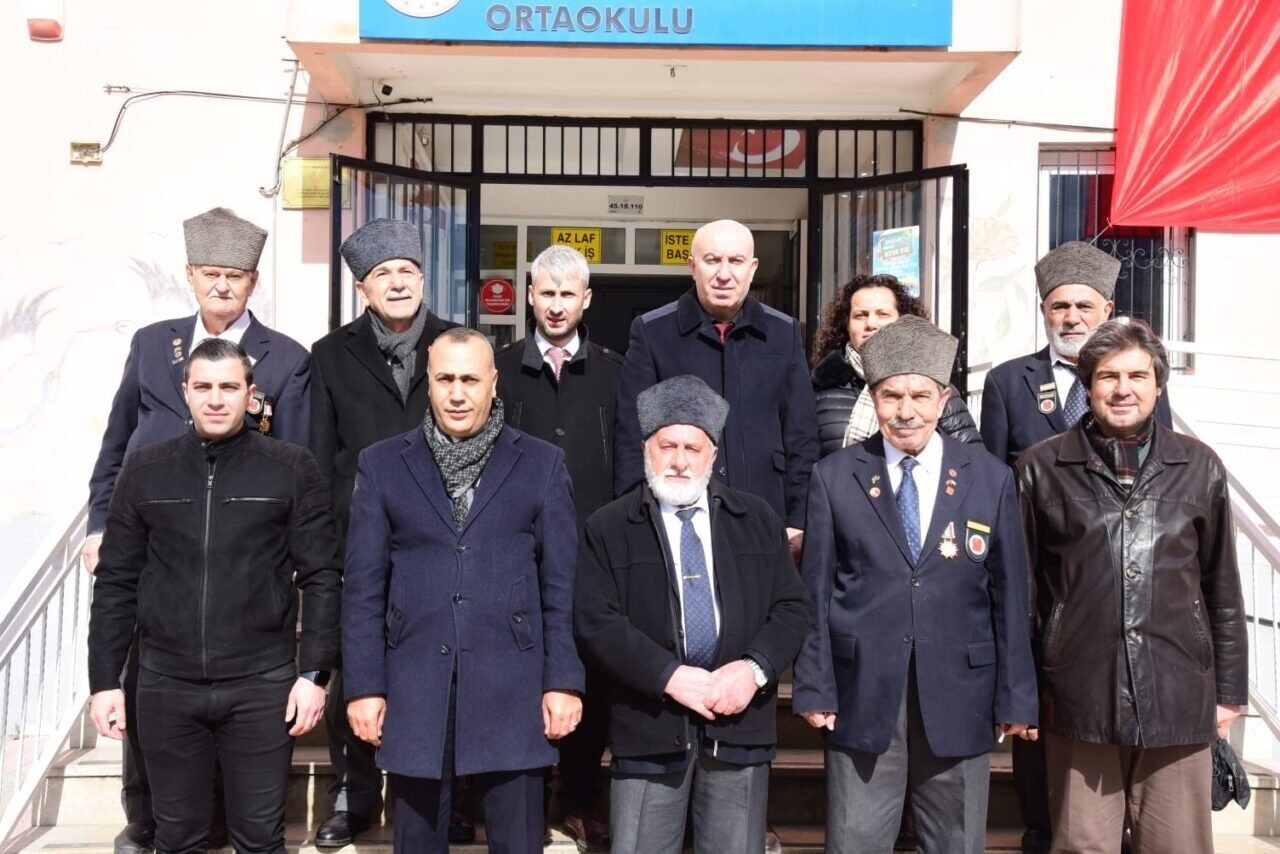 Manisa'da, şehit Mehmet Savunmaz, şehitliğinin 33. yılı anısına adını taşıyan