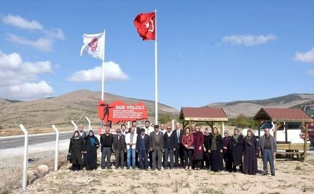 Kırşehir’de Şehitler Hatıra Ormanı’ndaki Ağaçlar Yenilendi, Anılarını Yaşatmaya Devam Ediliyor Kırşehir’de 196 şehidin anısına yapılan Şehitler Hatıra Ormanı'ndaki kuruyan ağaçlar