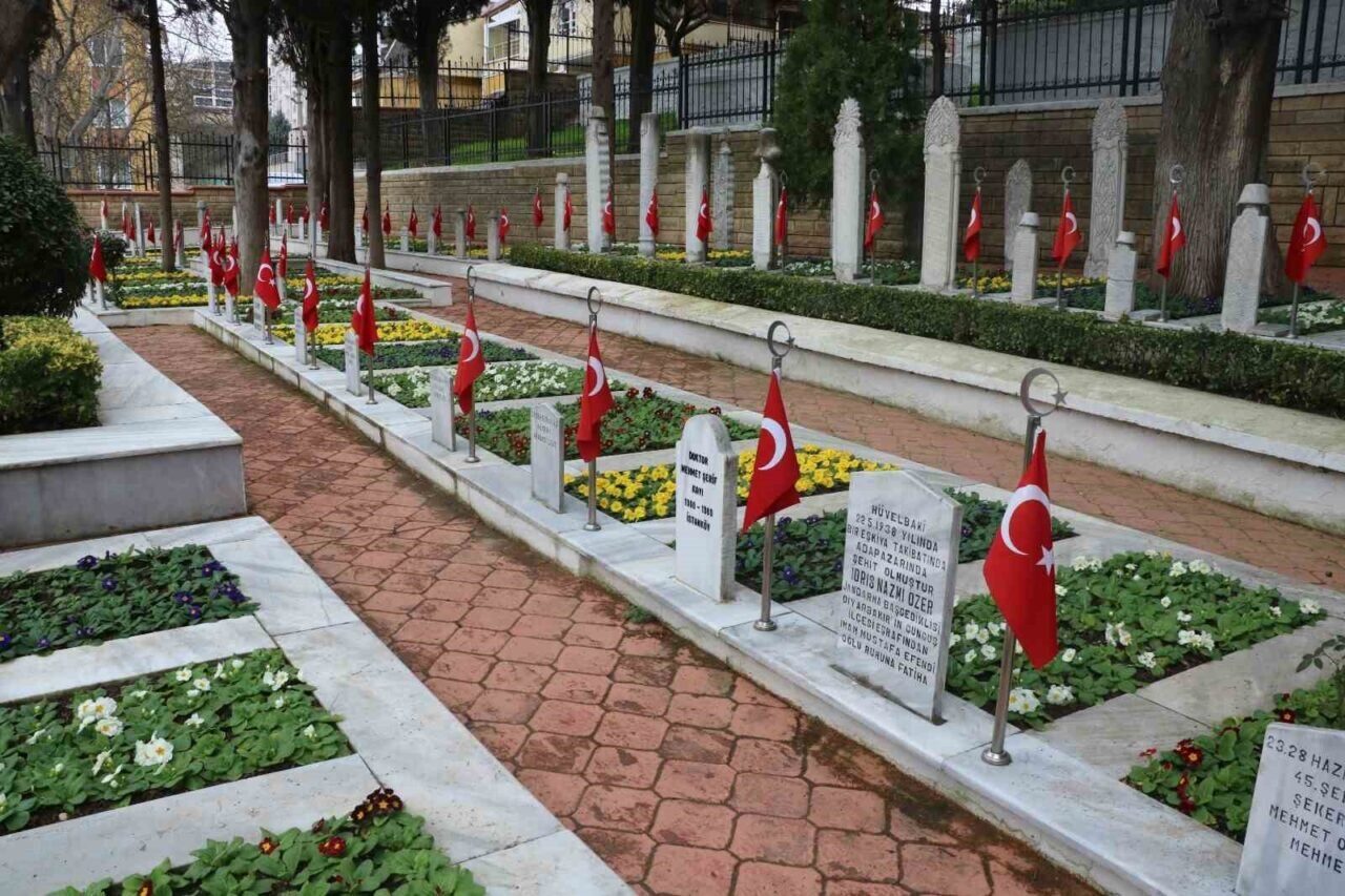 Kocaeli Büyükşehir Belediyesi, şehitlerin kabirlerinin düzenli bakımını yaparak hatıralarını yaşatıyor.