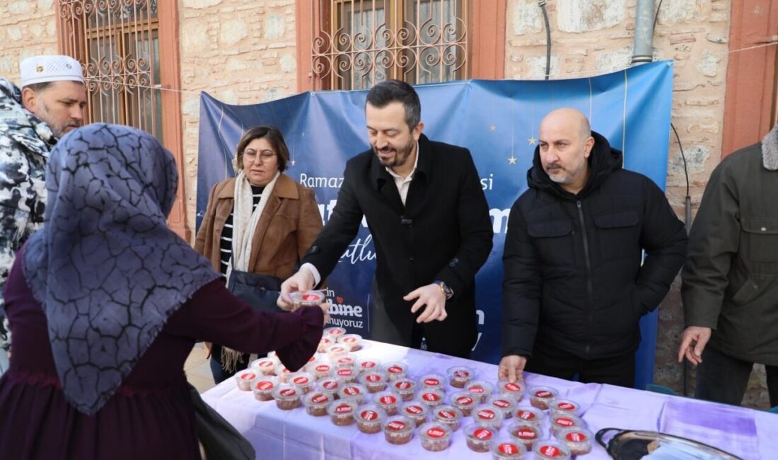 Şehzadeler Belediyesi, Berat Kandili'nde vatandaşlara kandil helvası ikram etti. Belediye
