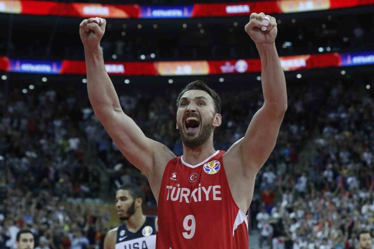 Semih Erden, 38 yaşında basketbol kariyerine son verdiğini sosyal medyada