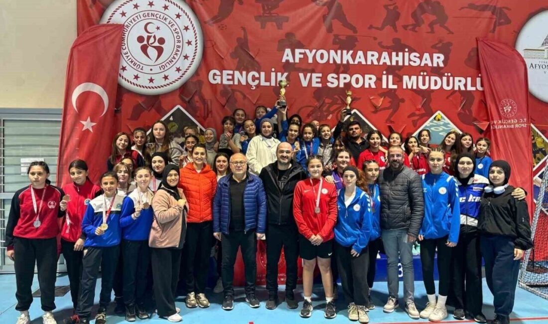 Afyonkarahisar’da serbest güreş il birinciliği müsabakaları başarıyla sona erdi Afyonkarahisar'da düzenlenen Serbest Güreş il birinciliği, Çiğiltepe Spor Salonu'nda gerçekleştirildi.