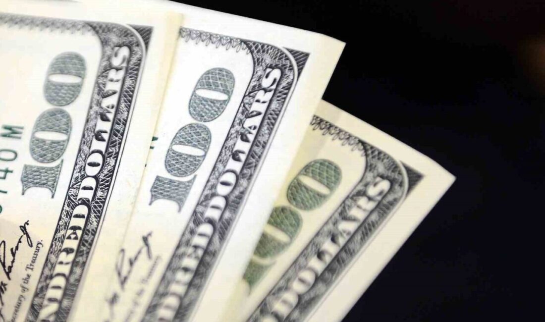 Döviz Kurları Güne Yükselişle Başladı: Dolar 36,0550 Lira, Euro 37,3480 Lira’dan İşlem Görüyor Dolar güne 36,0550 liradan, euro ise 37,3480 liradan başladı. İstanbul