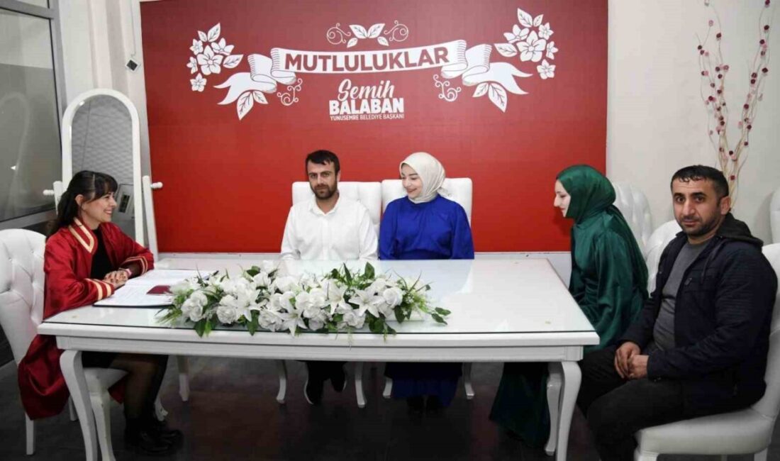 Yunusemre’de Sevgililer Günü Nikahlarında 15 Çift Hayatlarını Birleştirdi Yunusemre ilçesinde 14 Şubat Sevgililer Günü'nde 15 çift, unutulmaz bir