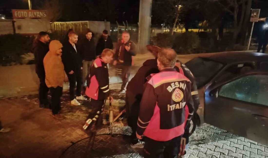 Besni’de seyir halindeki otomobil alev aldı, itfaiye müdahale etti Adıyaman'ın Besni ilçesinde Adem Şahin'in kullandığı otomobil, seyir halindeyken alev