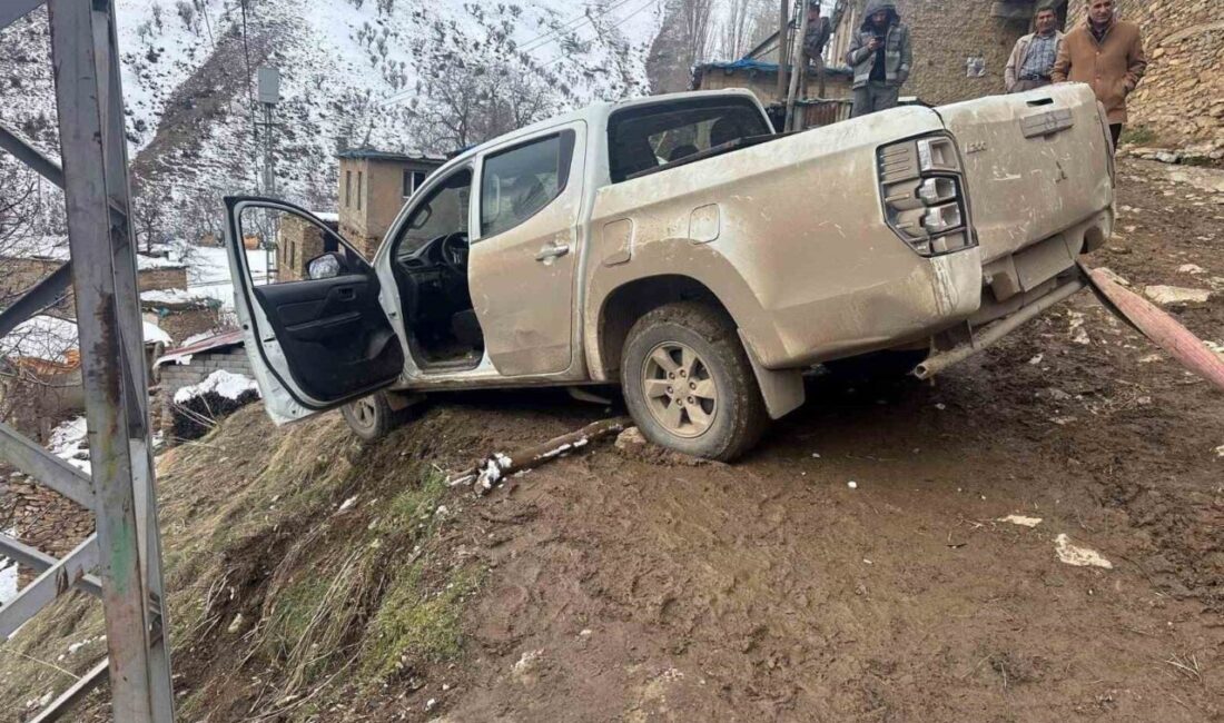 Şirvan’da Buzlanan Yolda Şarampole Yuvarlanan Araç Kurtarıldı Siirt’in Şirvan ilçesindeki Ormanlı köyünde, buzlu yolda direksiyon hakimiyetini kaybeden