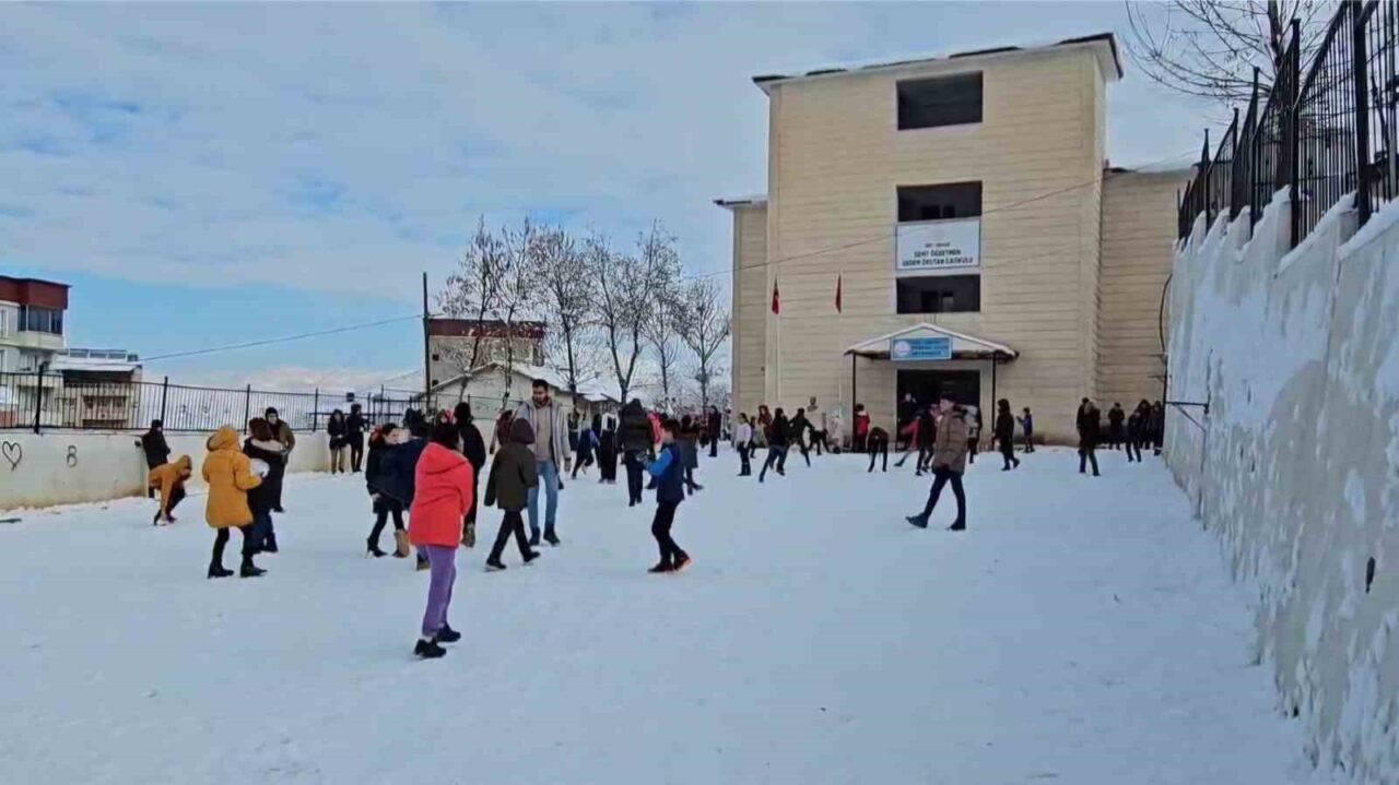 Siirt'te kötü hava koşulları nedeniyle taşımalı eğitime 14 Şubat Cuma