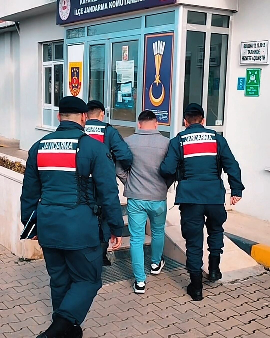 Tekirdağ’da sosyal medyada silahla ateş ettiğini paylaşan 2 kişi, jandarma