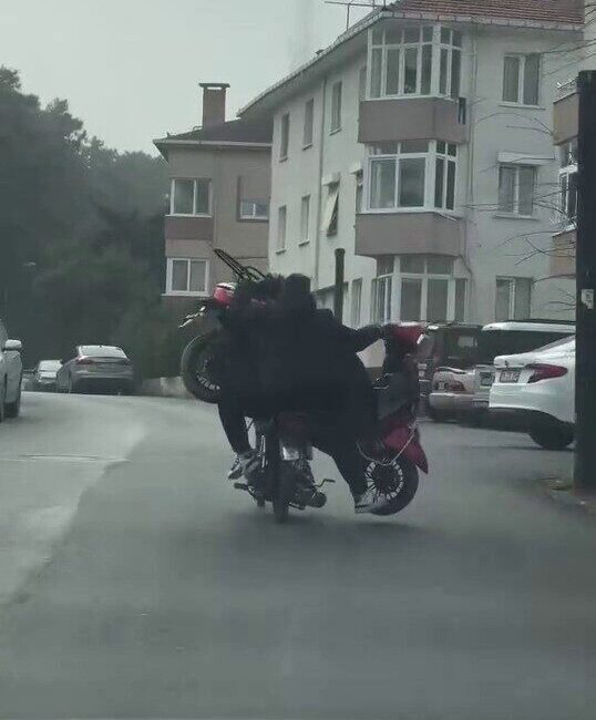 Şile’de Motosiklet Üstünde Başka Bir Motosiklet Taşıyan İki Kişinin Komik Yolculuğu Görüntülendi Şile'de motosikletli iki kişi, üzerinde başka bir motosiklet taşıyarak tehlikeli