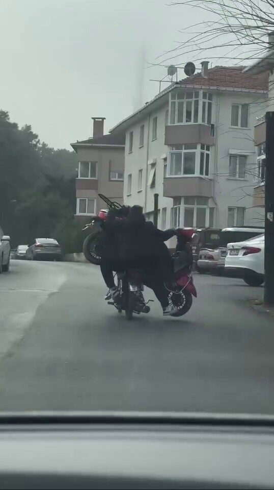 Şile'de motosikletli iki kişi, üzerinde başka bir motosiklet taşıyarak tehlikeli
