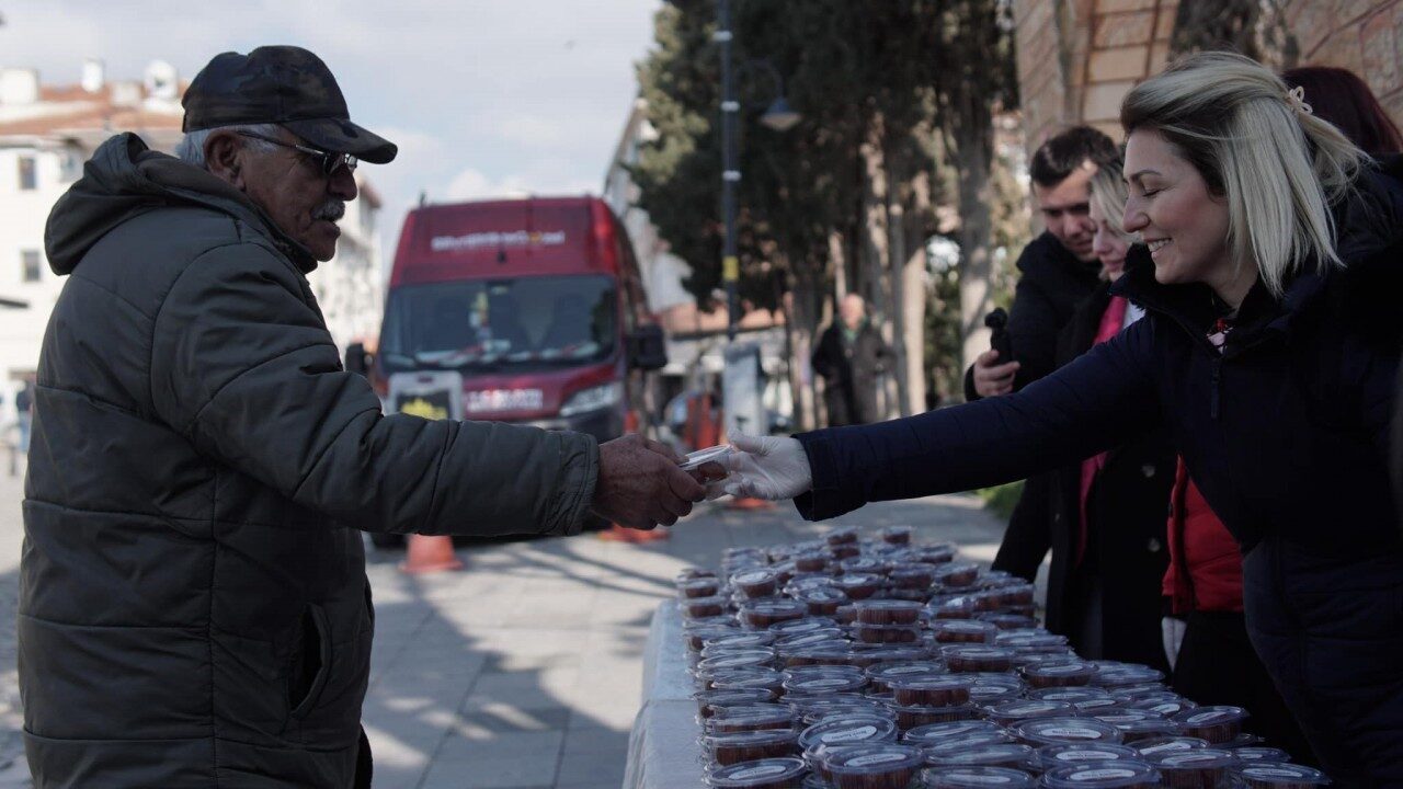 Silivri Belediyesi, Berat Kandili'nde vatandaşlara lokma ikram etti. Lokmalar, Uğur