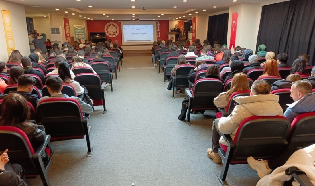 Silivri Belediyesi, Rumeli Üniversitesi’nde afetlere karşı farkındalık oluşturmak için eğitim semineri düzenledi. Silivri Belediyesi, Rumeli Üniversitesi'nde "Afet Bilinci ve Farkındalık Eğitimi" ile