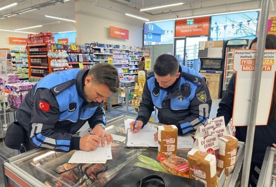 Silivri Belediyesi, Ramazan Ayı’nda Zincir Marketlerdeki Denetimlerini Artırdı Silivri Belediyesi Zabıta Müdürlüğü, Ramazan ayı nedeniyle zincir marketlerde denetimlerini
