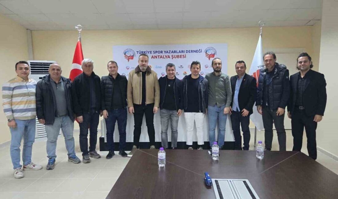 Sinan Boztepe: Emre Belözoğlu ile Takımın Havası Değişti Antalyaspor Başkanı Sinan Boztepe, Teknik Direktör Emre Belözoğlu ile birlikte