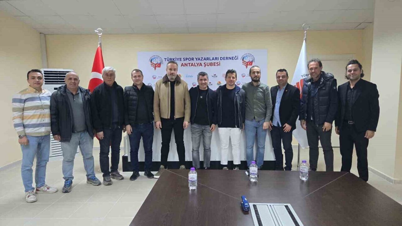 Antalyaspor Başkanı Sinan Boztepe, Teknik Direktör Emre Belözoğlu ile birlikte