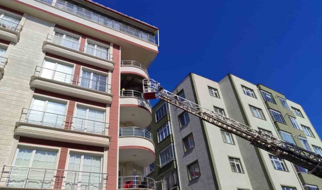 Sinop’taki apartmanda çıkan yangın, paniğe yol açtı ve itfaiye ekipleri duruma müdahale etti. Sinop'un Zeytinlik Mahallesi'nde 5 katlı bir apartmanın 3. katında çıkan