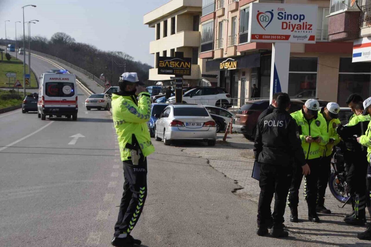 Sinop'un Gelincik Mahallesi'nde saat 14.00'te meydana gelen trafik kazasında A.A.