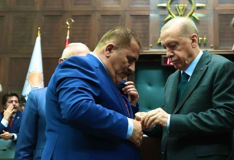 Alihan Babat, Şenoba Belediye Başkanlığı’ndan AK Parti’ye katıldı Şırnak'ın Uludere ilçesi Şenoba Belde Belediye Başkanı Alihan Babat, 31