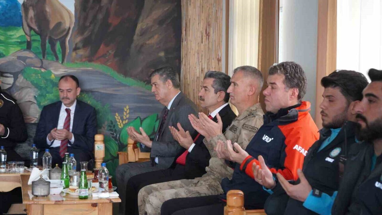 Şırnak’ta deprem felaketinde hayatını kaybedenler için bir anma programı düzenlendi.