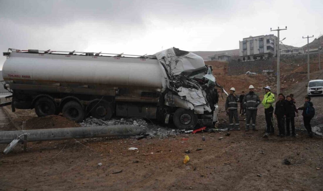 Cizre’de Freni Boşalan Akaryakıt Tankeri Elektrik Direğine Çarptı; Sürücü Yaralı Şırnak'ın Cizre ilçesinde Kenan Ergin'in kullandığı boş akaryakıt tankeri, freni